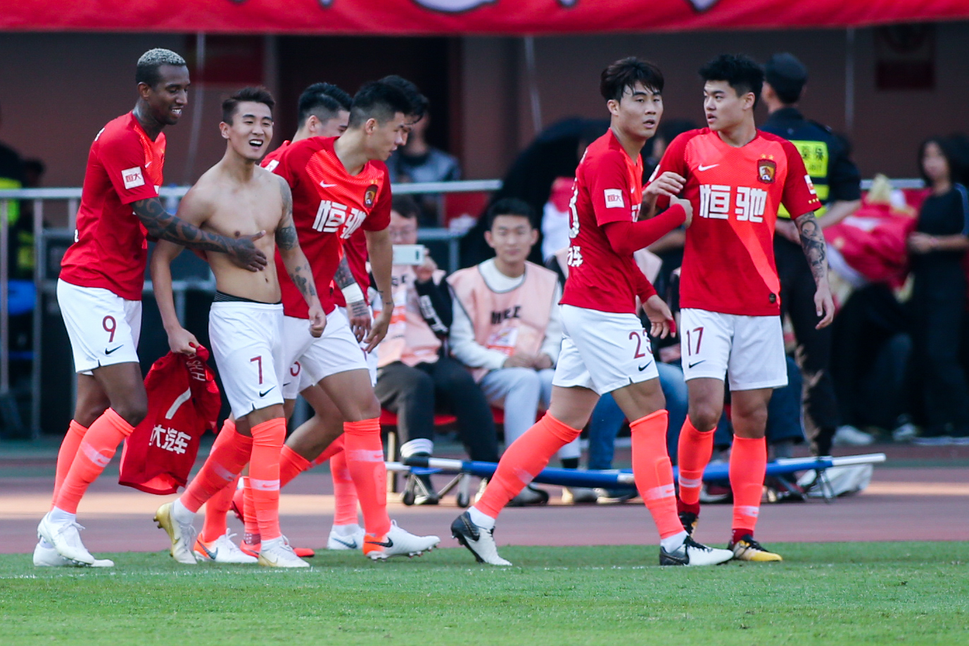 赢取超值枪械、公测限定时装福利！《七日世界》
